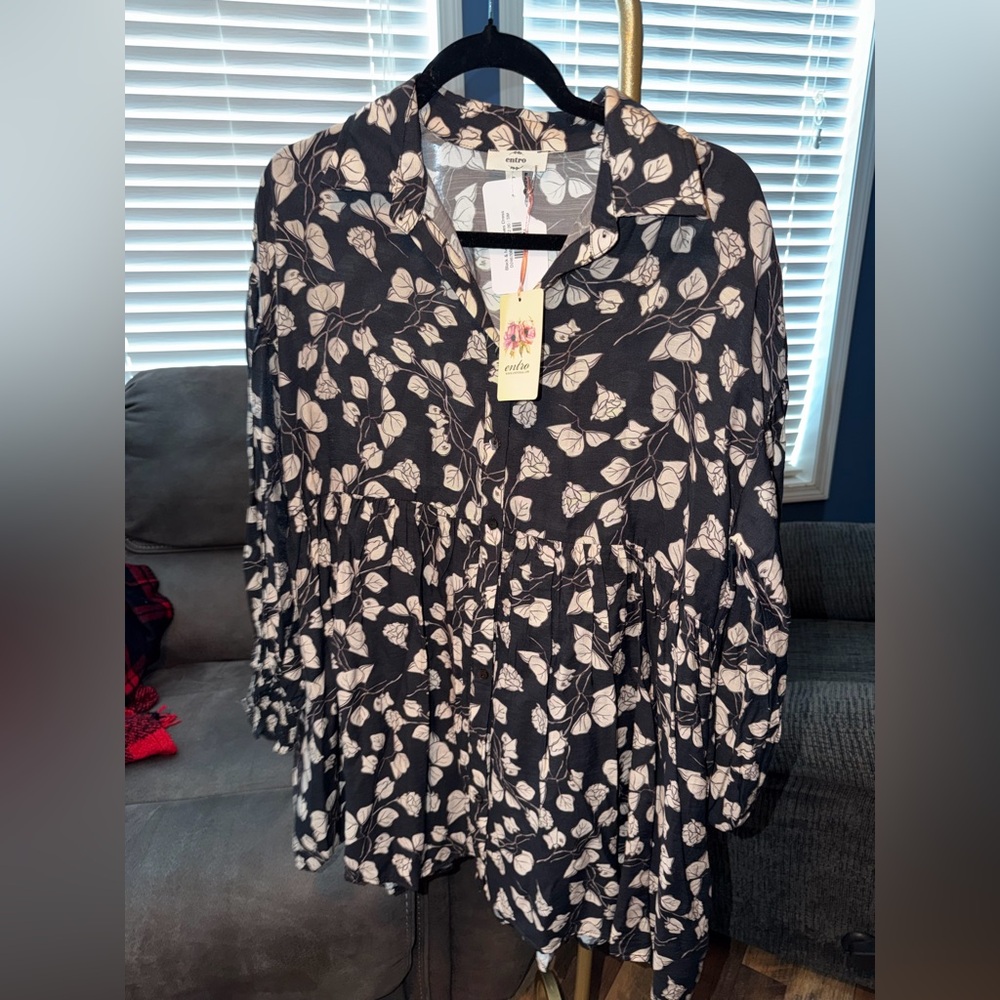 Elegant Black and Cream Leaf Cape